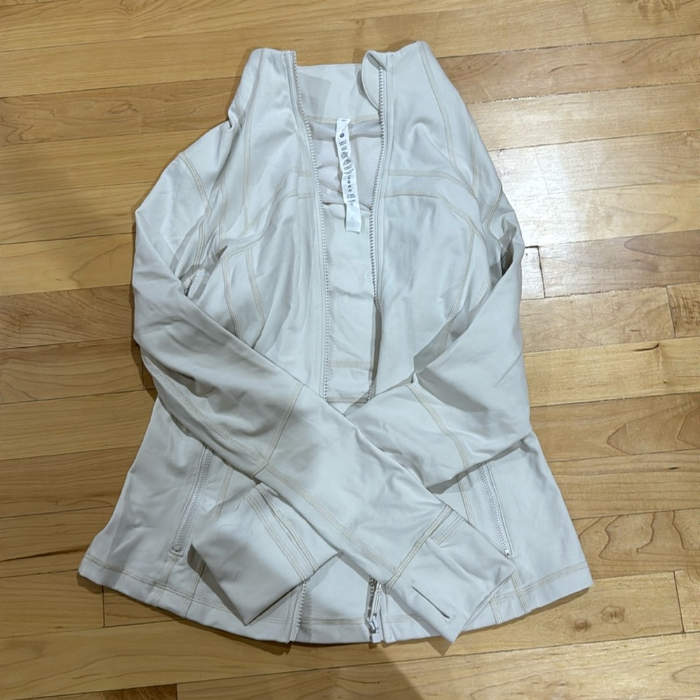 Im selling a Lululemon off white define jacket size 8 never worn  and no tags